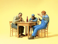 Preiser 45141  3 Men Seated At Table Playing Cards