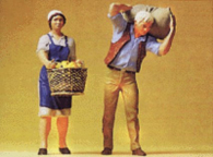 Preiser 45072 Farmer with Sack & Farmer's Wife with Basket